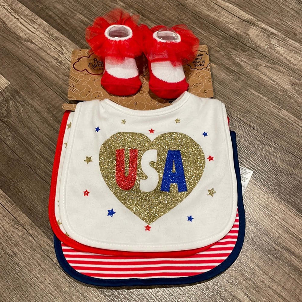 New Baby Essentials 4th of July Bib Set. 0-6 months